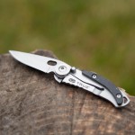 True Utility Skeletonknife, TU571K, 4 cm rozsdamentes acél penge, eloxált alumínium tok, karabiner rögzítési pont, jobb és balkezes - Image 7